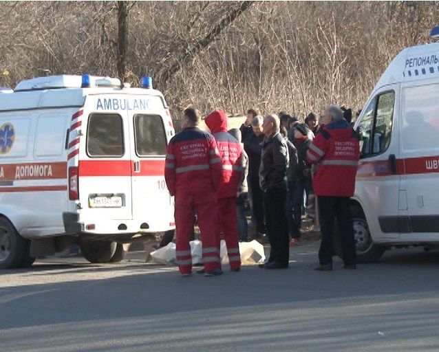 На Донбассе БМД сбил маму с детьми, погибла 8-летняя девочка: фото с места трагедии