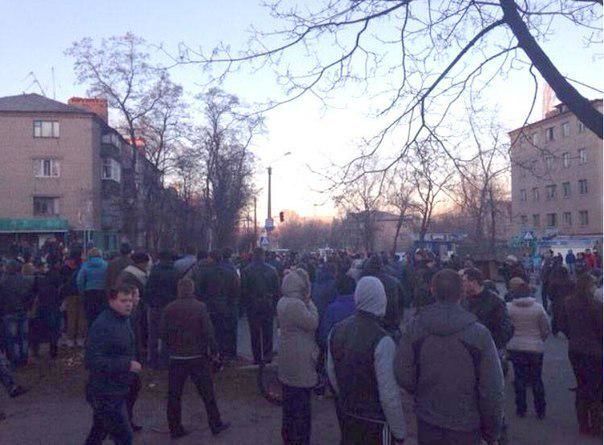 Бунт у Костянтинівці: провокатори намагалися підпалити гуртожиток ВСУ - опубліковані фото і відео