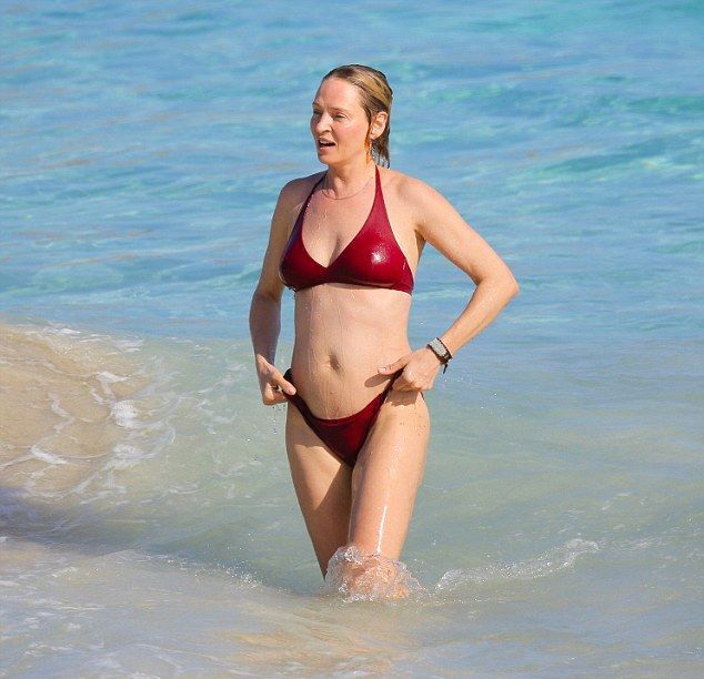 44-летняя Ума Турман показала тело в бикини на пляже