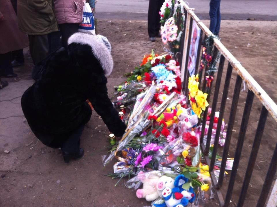 В Константиновке жители принесли цветы и игрушки к месту гибели девочки в ДТП