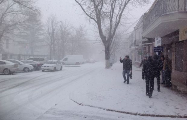 Снежная буря оставила без света почти 20 тысяч крымчан