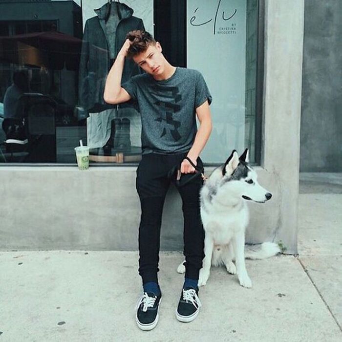 Фотографии горячих мужчин с собачками набирают популярности в сети