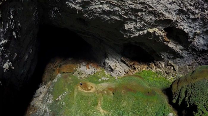 Репортаж из бездны: прогулка по крупнейшей пещере в мире
