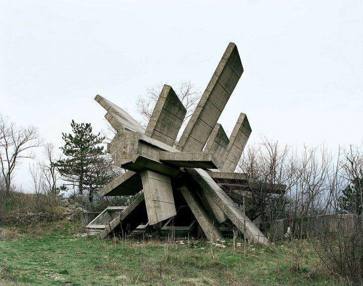 Другая Югославия: поражающие фото заброшенных футуристических памятников