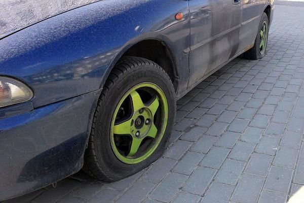 В Беларуси пробили колеса авто с российским флагом