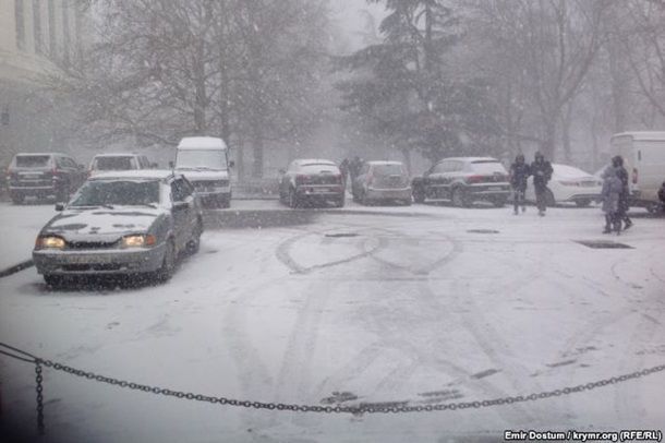 Оккупированный Симферополь замело снегом: фотофакт
