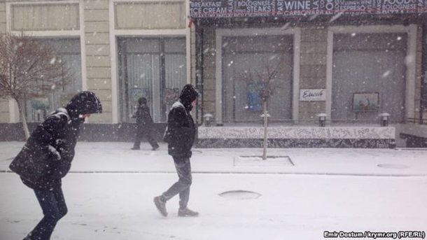 Оккупированный Симферополь замело снегом: фотофакт