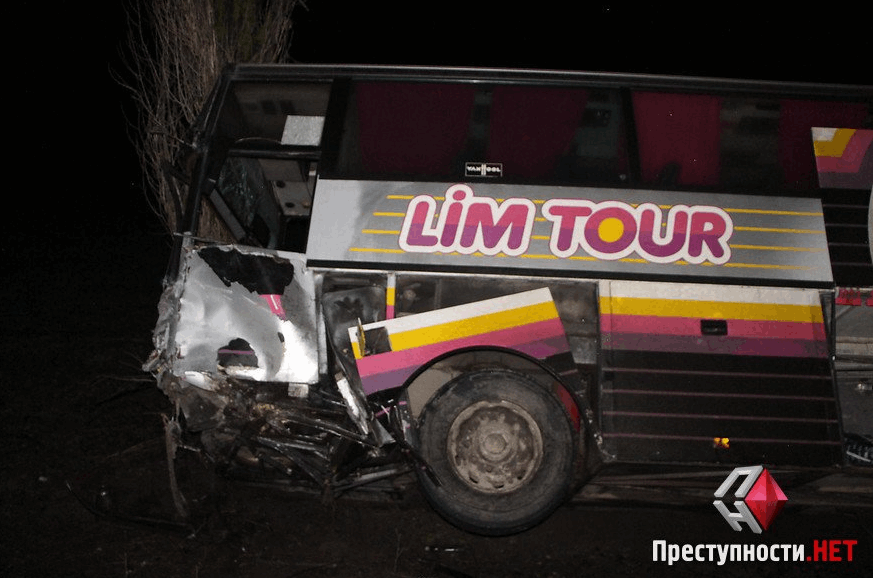 Возле Николаева Skoda на скорости врезалась в автобус: фото и видео с места событий