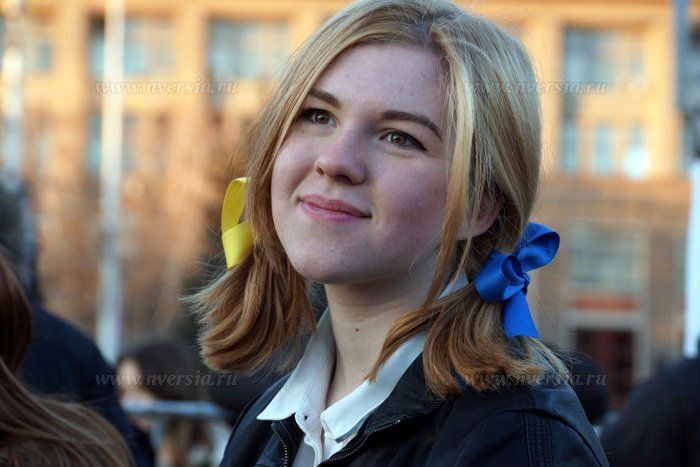 У Саратові на мітингу в честь окупації Криму вийшли люди з жовто-синіми стрічками: фотофакт