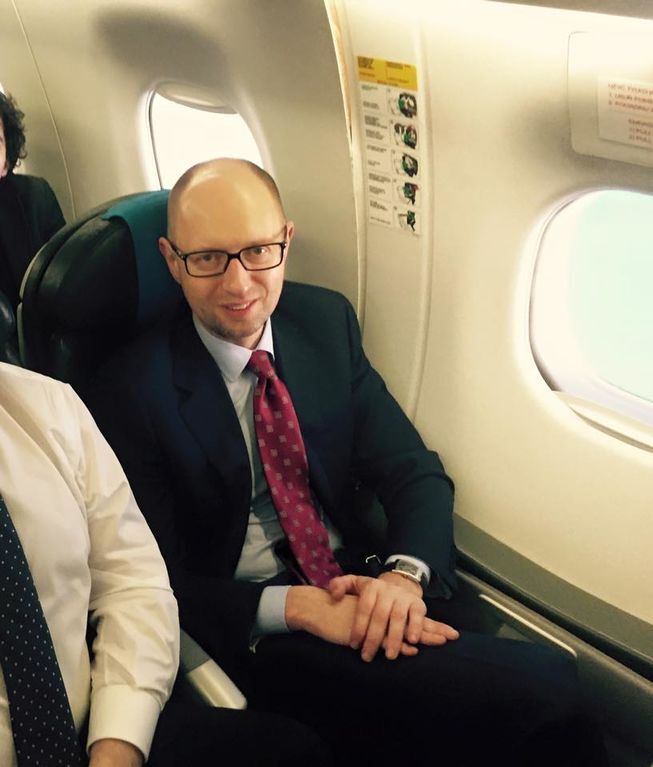 Яценюк на пару с Саакашвили пиарится в самолете эконом-класса
