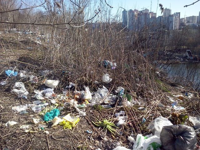 Центр Киева превратили в масштабную мусорную свалку