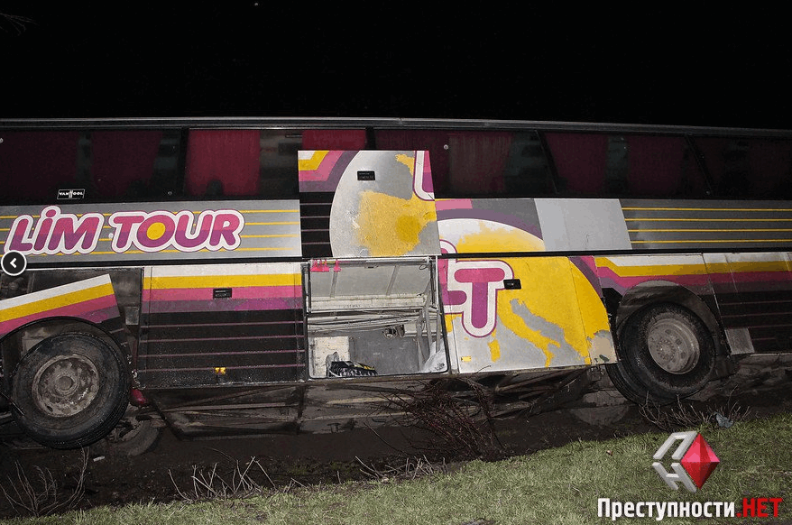 Возле Николаева Skoda на скорости врезалась в автобус: фото и видео с места событий