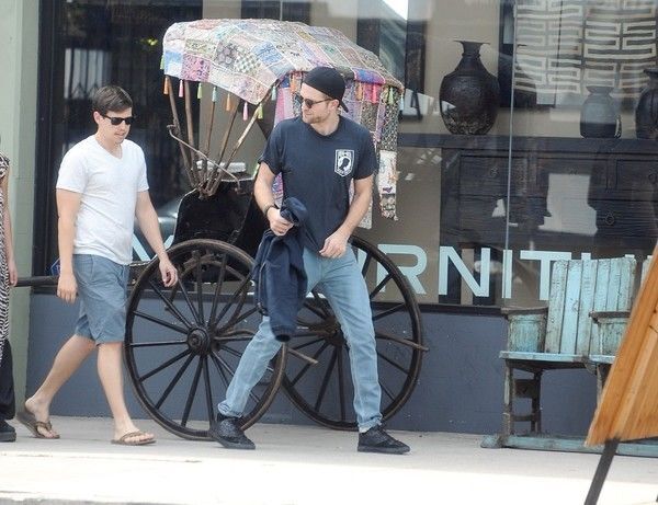 Роберт Паттинсон кокетничает с парнем в шортах