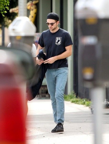 Роберт Паттинсон кокетничает с парнем в шортах