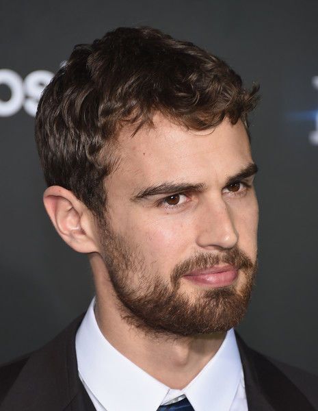 Премьера "Инсургента" прошла под знаком откровенных декольте