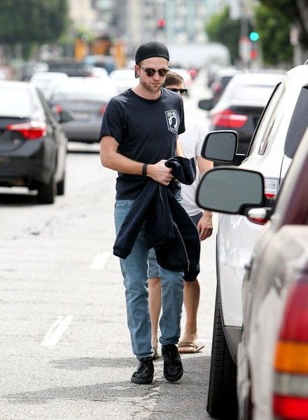 Роберт Паттинсон кокетничает с парнем в шортах