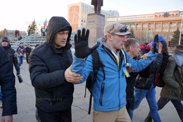 В Саратове на митинге в честь оккупации Крыма вышли люди с желто-синими ленточками: фотофакт