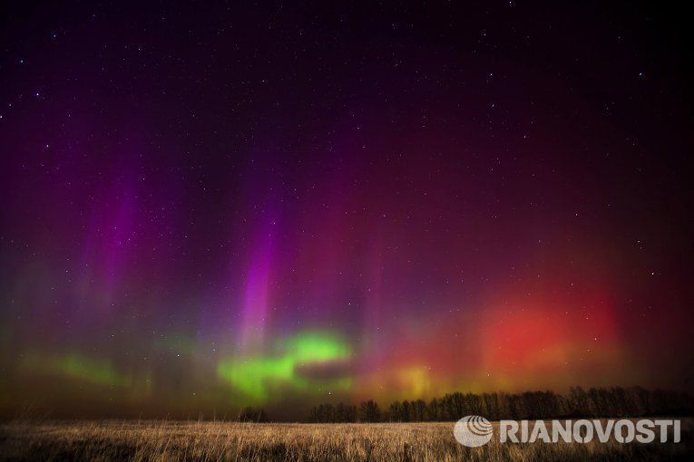 Над Россией заискрило северное сияние: яркие фото и видео