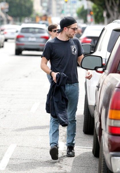 Роберт Паттинсон кокетничает с парнем в шортах