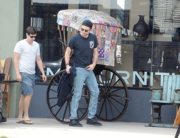 Роберт Паттинсон кокетничает с парнем в шортах