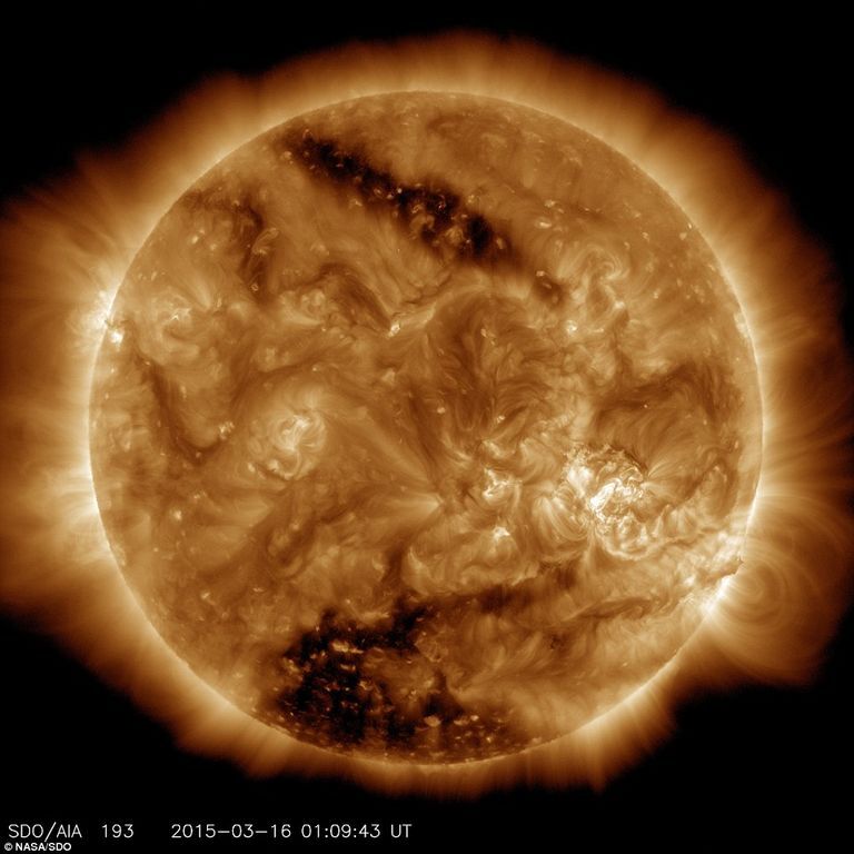 Солнце покрылось гигантскими пятнами: уникальные фото НАСА
