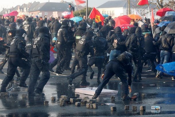 Протесты во Франкфурте-на-Майне: сотни активистов жгут машины