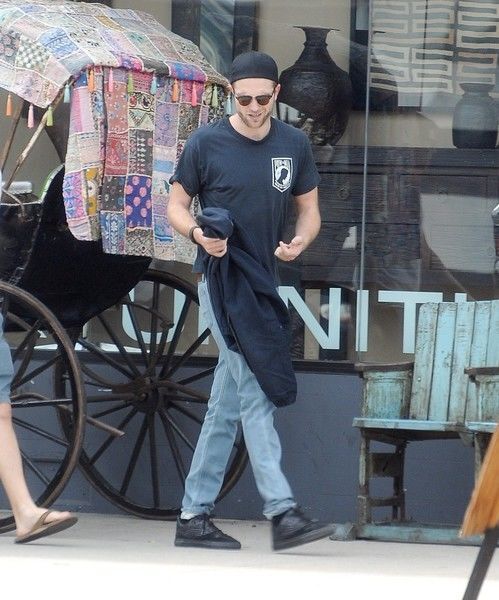 Роберт Паттинсон кокетничает с парнем в шортах