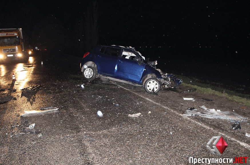 Возле Николаева Skoda на скорости врезалась в автобус: фото и видео с места событий