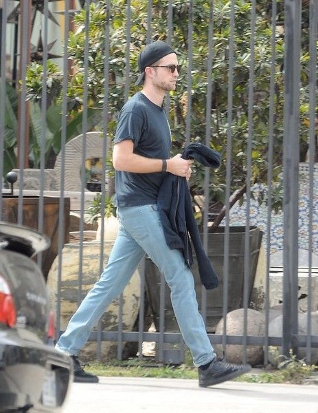 Роберт Паттинсон кокетничает с парнем в шортах