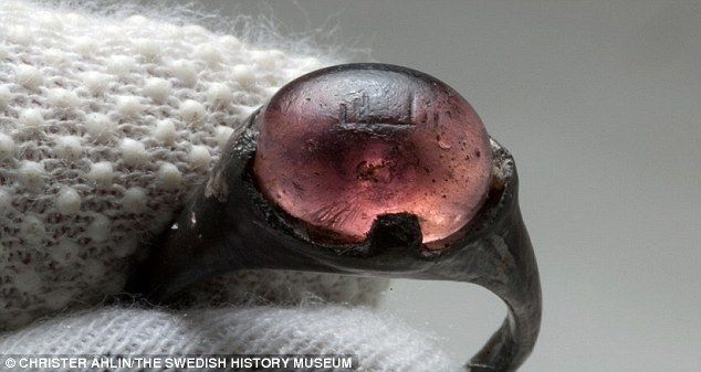 В могиле викингов нашли загадочное кольцо с надписью "Для Аллаха"