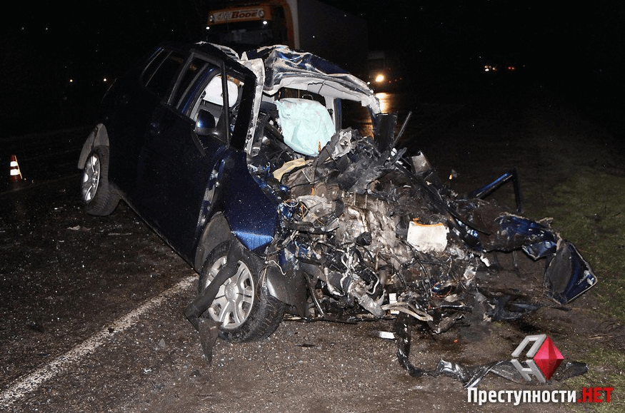 Возле Николаева Skoda на скорости врезалась в автобус: фото и видео с места событий