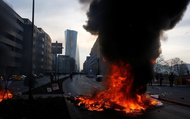 Протести у Франкфурті-на-Майні: сотні активістів палять машини