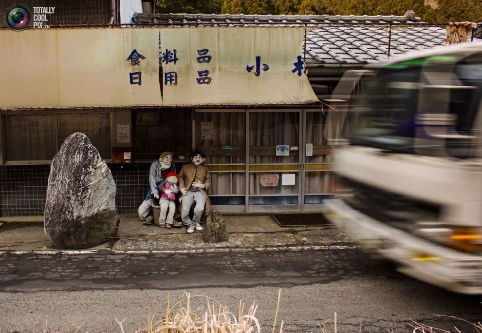 Как живые: пугающая деревня чучел в Японии