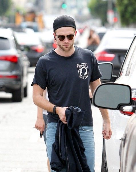 Роберт Паттинсон кокетничает с парнем в шортах