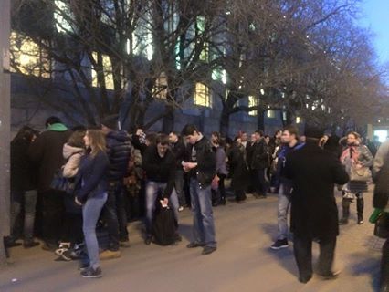 Москвичі вишикувалися в чергу за грошима після "кримського шабашу": фотофакт