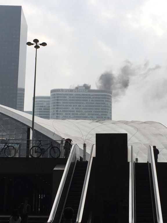 На верхнем этаже небоскреба в Париже произошел пожар: фото и видеофакт