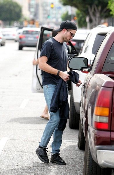 Роберт Паттинсон кокетничает с парнем в шортах