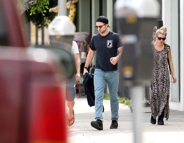 Роберт Паттинсон кокетничает с парнем в шортах