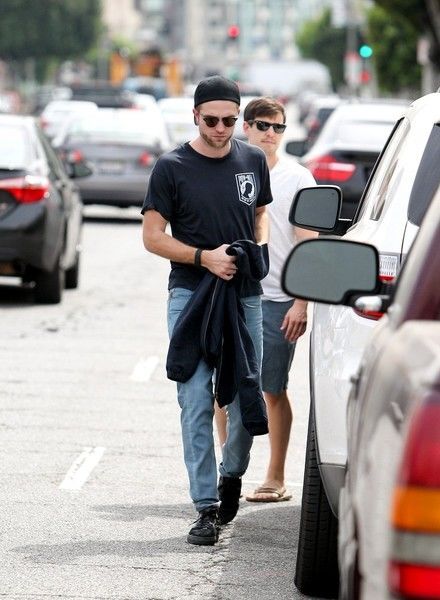 Роберт Паттинсон кокетничает с парнем в шортах