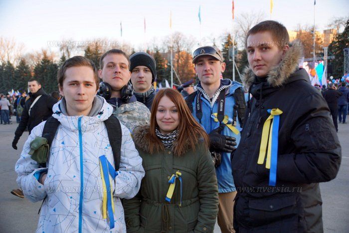 У Саратові на мітингу в честь окупації Криму вийшли люди з жовто-синіми стрічками: фотофакт