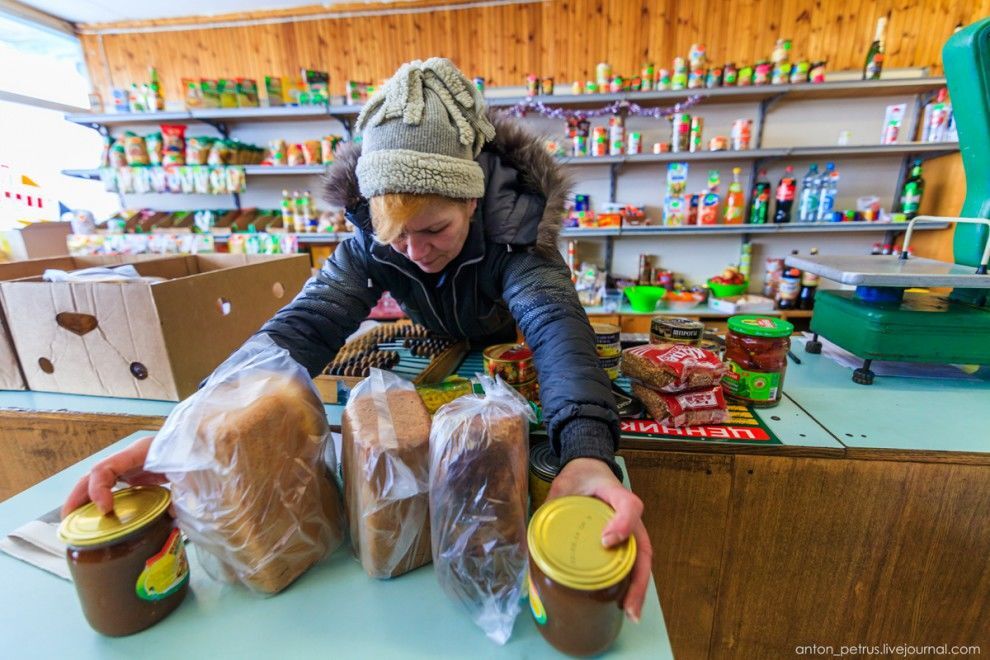 Застывшая жизнь на краю земли в деревне, которая вымирает