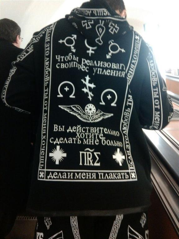 Отчаянные модники петербургского метро: как одеваются в культурной столице России