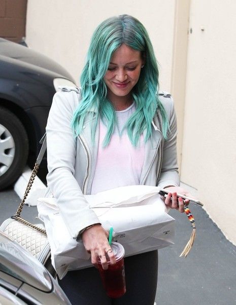 Хилари Дафф зачем-то покрасила волосы в бирюзовый 