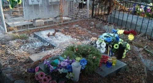 В Киеве украли памятник с могилы писателя