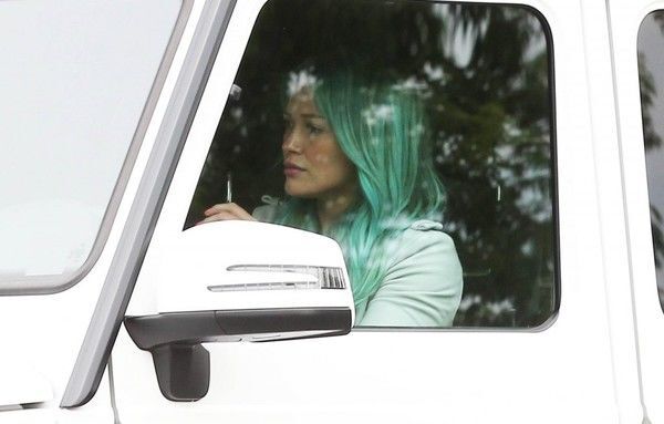 Хилари Дафф зачем-то покрасила волосы в бирюзовый 