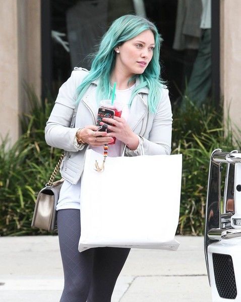 Хилари Дафф зачем-то покрасила волосы в бирюзовый 