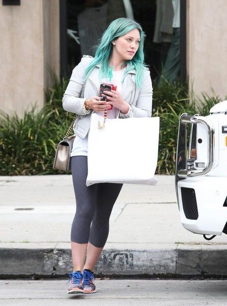 Хилари Дафф зачем-то покрасила волосы в бирюзовый 