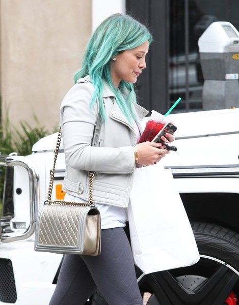 Хилари Дафф зачем-то покрасила волосы в бирюзовый 