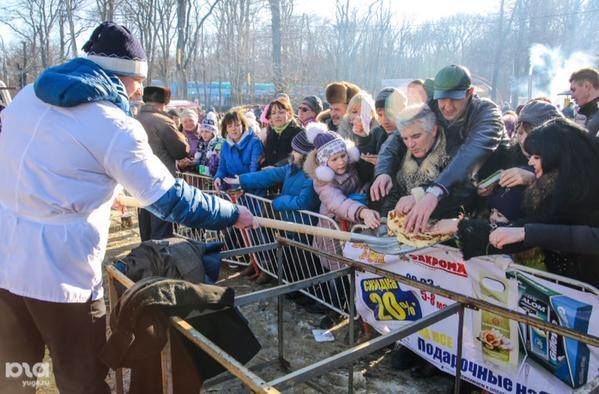 В России участников фестиваля уличной еды кормили с лопаты. Фотофакт