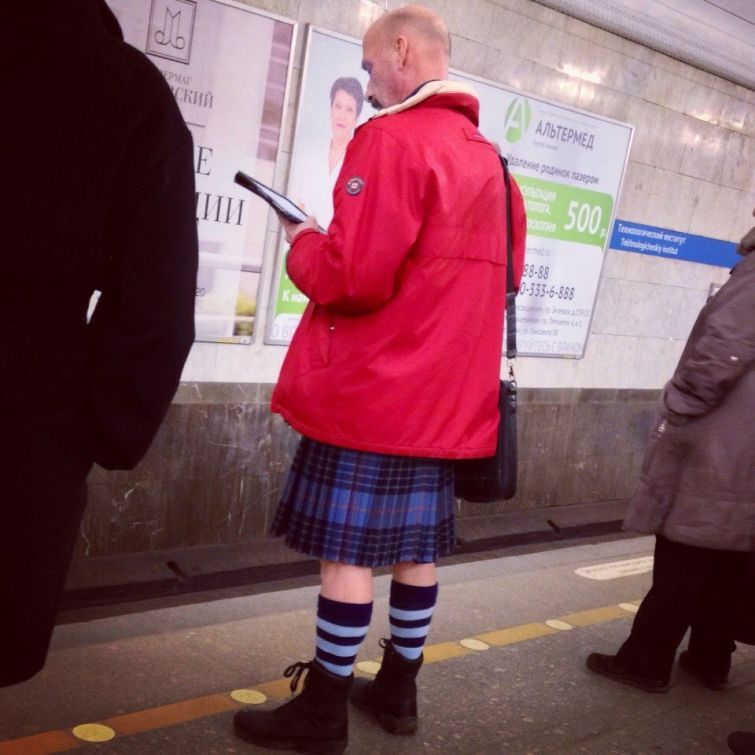 Отчаянные модники петербургского метро: как одеваются в культурной столице России